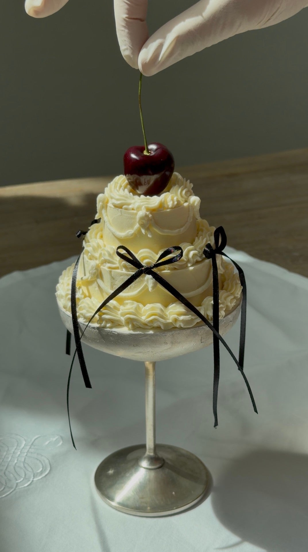 Vintage Silver Cup Cake mit Kirsche